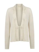 Cardigan abierto de punto color beige con cuello y ribetes frontales de encaje tejido al crochet y cierre con lazo delantero.