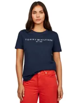 Remera azul marino de algodón con cuello redondo y logo de Tommy Hilfiger estampado en el pecho.