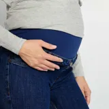 Pantalón de jean azul oscuro de corte skinny, con cintura alta elástica para mayor comodidad durante el embarazo.