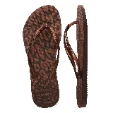 Chancletas Havaianas con diseño de animal print tipo leopardo en tonos marrones, tiras finas de goma con textura y logo de la marca en relieve.