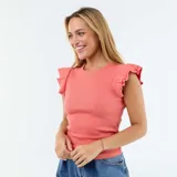 Camiseta acanalada de color salmón, sin mangas, con cuello redondo y volantes decorativos en los hombros.