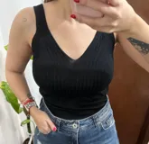 Musculosa negra de punto acanalado, con escote en V y diseño al cuerpo.