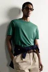 Camiseta regular fit color amarillo, con efecto lavado, cuello redondo y manga corta.