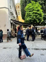 Camisa de manga larga con bloques de color negro y azul denim, con botones dorados.