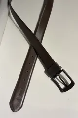 Cinto reversible para hombre, con una cara negra y otra color chocolate, fabricado en cuero con hebilla metálica de diseño clásico.