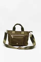 Cartera negra de nylon con diseño compacto y funcional. Cuenta con asas cortas y correa regulable desmontable para llevar al hombro o cruzada, además de múltiples bolsillos con cierre y detalles dorados.