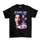 Remera negra de algodón con estampado gráfico frontal de la cantante Emilia Mernes, con estética Y2K y colores vibrantes.