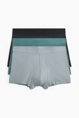 Pack de tres calzoncillos tipo trunk de punto elástico con costuras planas, cintura elástica y parte delantera forrada. Incluye colores negro, verde oscuro y gris.