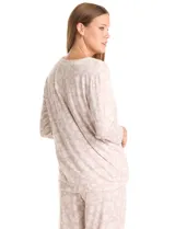 Conjunto de pijama compuesto por una remera de mangas largas con escote redondo y bolsillo frontal, y un pantalón largo con cintura elástica. Ambas piezas presentan un estampado floral y detalles de apliques de crochet en el cuello y el bolsillo.