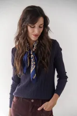 Sweater azul marino de tejido de punto acanalado con escote en V y mangas largas.