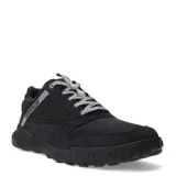 Championes urbanos Caterpillar modelo Hex Ready Low Mesh, color negro. Presentan una capellada que combina lona y gamuza, con cordones grises y logo de la marca en el lateral. Cuentan con una mediasuela de EVA liviana y suela de goma con patrón hexagonal para mayor tracción.