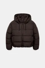 Anorak acolchado de corte corto, resistente al agua y al viento. Cuenta con cuello subido, capucha ajustable con cordones, cierre frontal con cremallera y bolsillos laterales con forro polar. El bajo es ajustable mediante cordones elásticos.