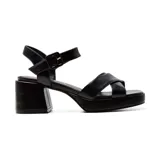 Sandalias negras de vestir con plataforma y taco cuadrado. Tiras anchas cruzadas sobre el empeine y pulsera con hebilla.