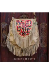 Cartera bandolera de cuero tostado, de formas redondeadas, decorada con flecos y arte pintado a mano en tonos rojos, negros y dorados. Cuenta con correa ajustable para usar al hombro o como bandolera y herrajes en terminación oro viejo.