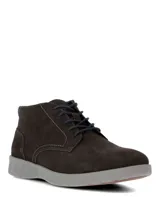 Botas de estilo casual Hush Puppies, confeccionadas en cuero gamuzado color gris oscuro. Presentan cierre de cordones, suela de poliuretano con tecnología Spinal para mayor amortiguación y estabilidad, y sistema de plantilla Dual Fit.