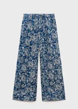 Pantalon de corte recto y tiro medio, confeccionado en tejido de algodón con estampado paisley. Presenta cintura con elástico y bolsillos laterales.