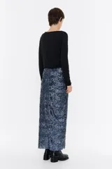 Falda larga de lentejuelas azules y plateadas con abertura lateral.