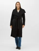Tapado largo de paño color negro con cuello solapa amplio, cierre frontal con botones y lazo de ajuste en la cintura. Cuenta con bolsillos laterales y forro interno a tono.