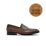 Zapato tipo mocasín de cuero color marrón, con diseño clásico de antifaz y suela plana con pequeño tacón.
