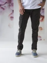 Pantalón cargo Benson & Thomas, modelo Greenwood 7.0, color azul marino. Confeccionado en sarga de algodón con spandex, presenta múltiples bolsillos laterales con solapa y etiqueta bordada de la marca.
