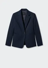 Blazer sastre azul marino de corte entallado, con solapas de muesca, hombros estructurados, cierre de un botón y bolsillos de ribete delanteros.