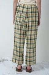Pantalón de lino a cuadros multicolor con cintura elástica y cordón ajustable.