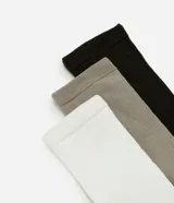 Kit de tres pares de medias de caña alta con textura acanalada, confeccionadas en tejido de algodón suave y elástico.