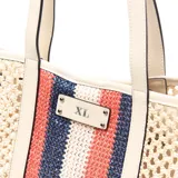 Bolso tote de fibra de papel color hueso con detalles en símil cuero. Tiene asas fijas, cierre con broche magnético y bolsillo interno con cierre.