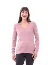 Remera blanca de algodón con cuello en V y mangas largas.