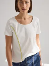 Remera gris de algodón y spandex, de manga corta y cuello redondo. Presenta líneas verticales en blanco y negro. Corte recto.