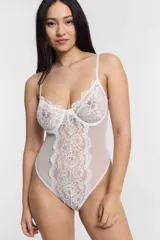 Body blanco de encaje con breteles finos regulables.