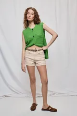 Short de denim color negro con dobladillo fijo, bolsillos delanteros y traseros, de corte clásico.