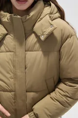 Campera puffer negra con capucha, manga larga, cierre frontal y cuello alto.