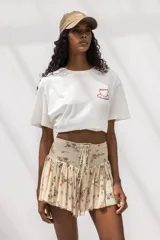 Minifalda con estampado floral, diseño de tiro alto con detalle de cordones frontales tipo corset y falda con volados.