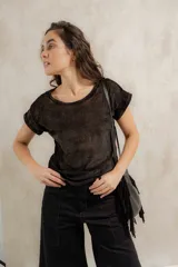 Remera de manga corta confeccionada en terciopelo con acabado brillante, de corte holgado y cuello redondo.