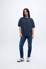 Remera azul marino de corte holgado y mangas cortas.