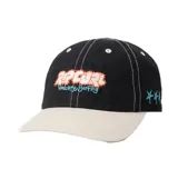 Gorra Rip Curl estilo dad hat de color negro con visera curva beige. Presenta bordados coloridos en el frente con texto y detalles en los laterales.