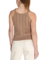 Musculosa color beige de punto trenzado con cuello redondo y sisas anchas.
