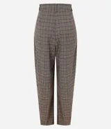 Pantalón de vestir de corte barrel, tiro alto con pliegues delanteros y pierna ancha, confeccionado en tejido con estampado de cuadros en tonos marrones y rojizos.