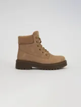 Borcego de caña corta color beige, con cordones al tono, cuello acolchado y suela de goma dentada en color marrón oscuro.