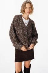 Saco tipo cardigan de tejido de punto con diseño jaspeado en tonos marrón chocolate y crudo. Presenta cuello en V, cierre frontal con botones grandes y mangas largas con hombros caídos.