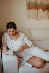 Camisón maternal corto color beige con breteles finos regulables y escote en V con puntilla.