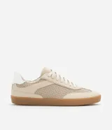 Championes color beige con detalles en blanco, de tela y cuero sintético, con suela marrón.