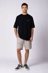 Bermuda de lino color beige, de corte recto y diseño relajado, con cintura elástica y bolsillos laterales.