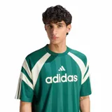 Remera deportiva Adidas M Tiro Jrsy de manga corta, color verde con paneles beige en los hombros y mangas, y gran logotipo estampado en el pecho.