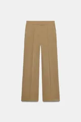 Pantalón de tiro bajo color tostado, con pernera recta y nervio marcado en la parte delantera. Cuenta con bolsillos frontales y cierre con cremallera y botón.