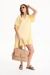 Vestido corto negro de viscosa, con escote en V, mangas cortas y volado en el ruedo.