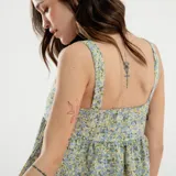 Blusa sin mangas con estampado floral multicolor.