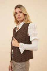 Chaleco marrón de punto abanico crochet. Prenda must have de la temporada.