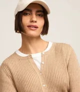 Cardigan corto celeste en punto con textura acanalada, cuello redondo, manga larga y abotonado delantero.